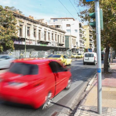 Βαριές ποινές και «τσουχτερά» πρόστιμα με τον νέο ΚΟΚ: Έως και 4.000€ για τη χρήση κινητού