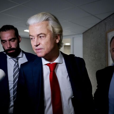 Η ολλανδική κυβέρνηση καταρρέει καθώς ο ακροδεξιός Γκέερτ Βίλντερς αποσύρει το κόμμα του από τον συνασπισμό λόγω της μεταναστευτικής πολιτικής