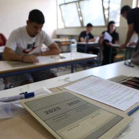 Τετράδιο απαντήσεων στο εξεταστικό κέντρο των Πανελληνίων 2025 