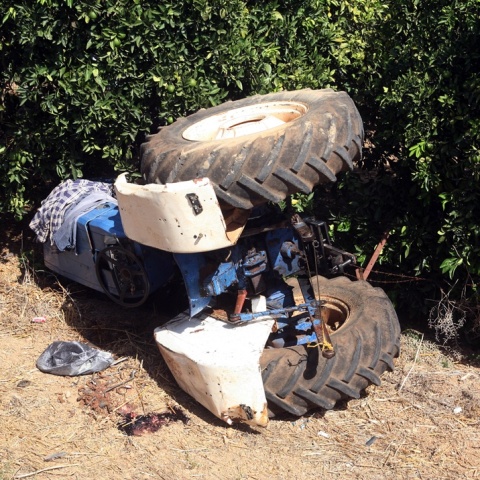 Τρακτέρ που έχει ανατραπεί σε χωράφι