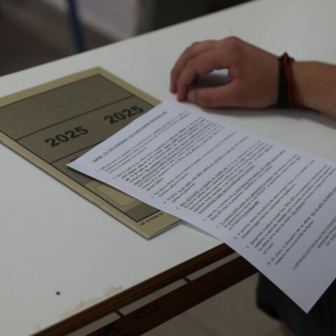 Πανελλήνιες 2025: Μέτριας δυσκολίας τα θέματα στη Χημεία, σαφή και ξεκάθαρα αυτά των Λατινικών - Το σχόλιο της ΟΕΦΕ