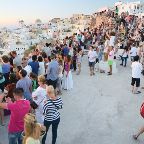 Η τουριστικοποίηση σαρώνει πόλεις και νησιά, εκτοπίζοντας κατοίκους