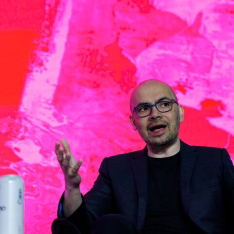 Ντέμης Χασάμπης: Υπάρχουν πιο σοβαροί κίνδυνοι από το να μας «κλέψει» η τεχνητή νοημοσύνη τις δουλειές