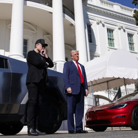 Η μετοχή της Tesla κατέρρευσε λόγω της διαμάχης Έλον Μασκ-Ντόναλντ Τραμπ, με απώλειες 152 δισ. δολαρίων και ανησυχίες για τις σχέσεις με το κράτος.