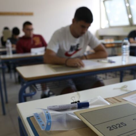 Πανελλήνιες 2025: Σχετικά εύκολα τα θέματα της ιστορίας σήμερα - Το σχόλιο της ΟΕΦΕ