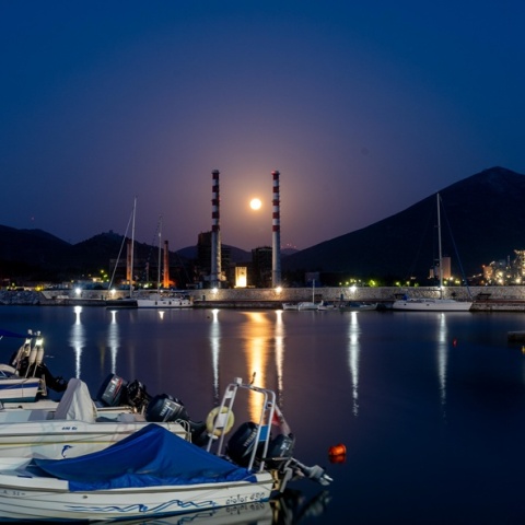 Το φεγγάρι της φράουλας πάνω από λιμανάκι