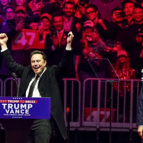 Η συμμαχία Τραμπ-Μασκ διαλύεται θεαματικά, φέρνοντας τριγμούς στην πολιτική σκηνή των ΗΠΑ και σοβαρές συνέπειες για τη Wall Street και την Ουάσινγκτον.