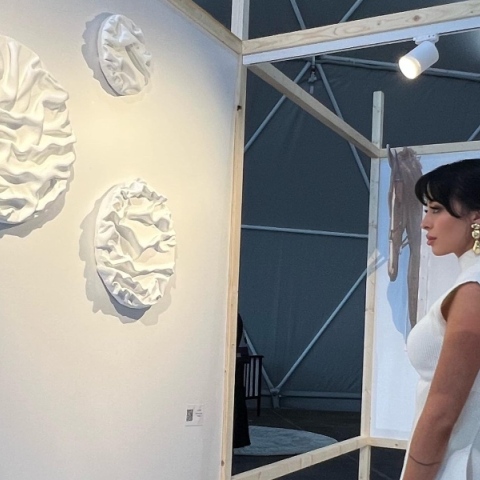  Η Paris Vivianne Panigiris σμιλεύει κύματα και αναμνήσεις