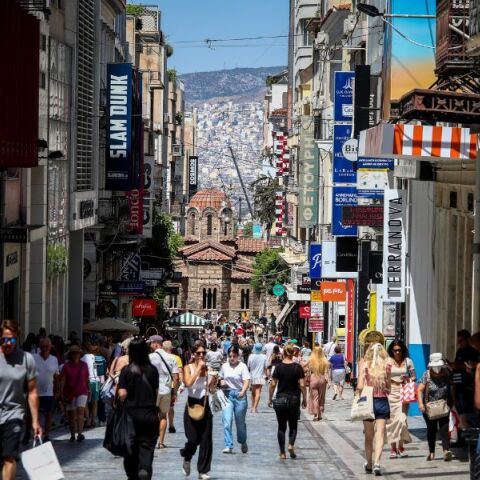 Θερινές εκπτώσεις 2025: Έναρξη 14 Ιουλίου με μειωμένες τιμές για τους καταναλωτές - Ποια Κυριακή θα είναι ανοιχτά τα καταστήματα 