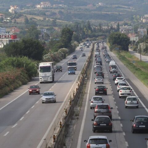 Θεσσαλονίκη: Χωρίς προβλήματα η έξοδος των εκδρομέων του Αγίου Πνεύματος προς Χαλκιδική, Πιερία - Δυνάμεις της τροχαίας ρυθμίζουν την κυκλοφορία