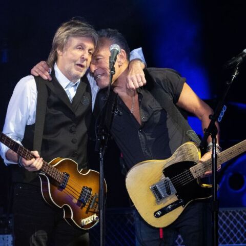 Πολ ΜακΚάρτνεϊ: Ανέβηκε στη σκηνή με τον Μπρους Σπρίνγκστιν για να παίξουν Beatles - Η κοινή εμφάνιση των δύο μουσικών θρύλων στο Λίβερπουλ.