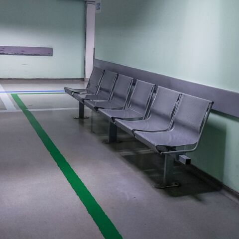 Συνελήφθησαν δύο νεαροί στο ΚΑΤ - Απείλησαν ασθενή με ψεύτικο πιστόλι