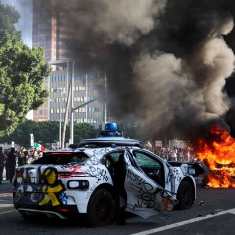 Λος Άντζελες: Τρίτη ημέρα διαδηλώσεων κατά των συλλήψεων μεταναστών - Συνεχίζεται η αντιπαράθεση μεταξύ του Τραμπ και των αρχών της Καλιφόρνιας