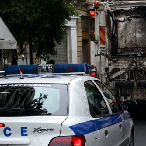 Περιπολικό πίσω από απορριμματοφόρο σε δρόμο της Αθήνας