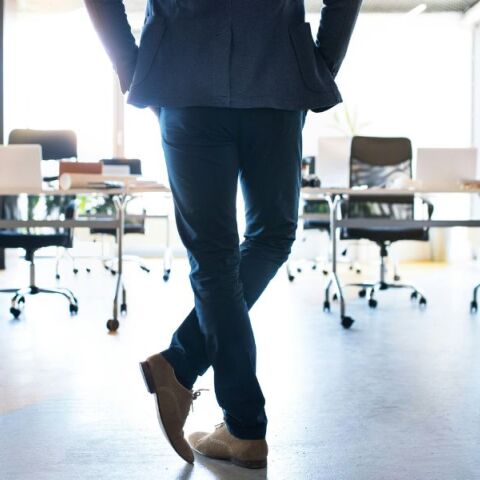 Γυναίκα στη Νότια Κορέα τιμωρήθηκε με πρόστιμο για σεξουαλική παρενόχληση - Κατέβασε το παντελόνι συναδέλφου της - Τι είναι το «pantsing»