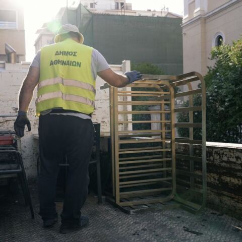 Δήμος Αθηναίων: «Καμπάνα» για αυθαιρεσίες στον δημόσιο χώρο και QR code σε κάθε κατάστημα - Επιχείρηση «σκούπα» για 67 παράνομα τραπεζοκαθίσματα