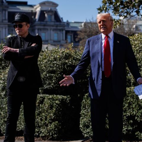 Ο Έλον Μασκ δηλώνει μεταμέλεια για τα επιθετικά του σχόλια κατά του Τραμπ, σε μια προσπάθεια αποκλιμάκωσης ενόψει κρίσιμων επιχειρηματικών κινήσεων.