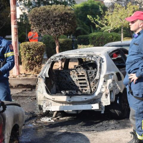 Φωτιά στη Νέα Σμύρνη: Κάηκαν πέντε αυτοκίνητα - Βρισκόντουσαν σε υπαίθριο χώρο στάθμευσης