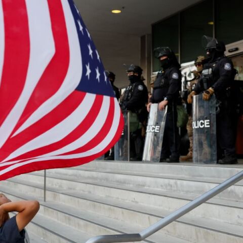 Συλλήψεις και απαγόρευση κυκλοφορίας στο κέντρο του Λος Άντζελες - Οργή για τις δηλώσεις Τραμπ περί «ξένης εισβολής»