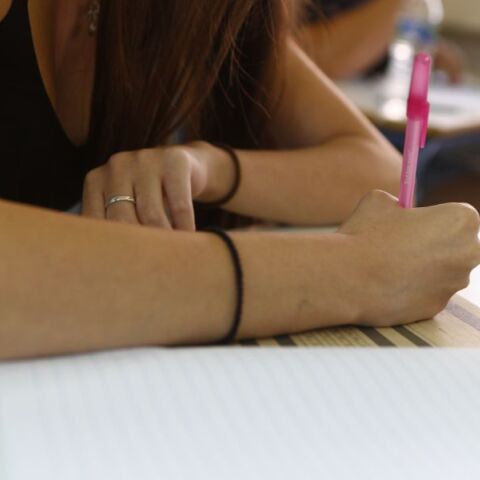 Πανελλήνιες 2025: Μαθήτρια κατήγγειλε λεκτική επίθεση και ρατσιστικά σχόλια από επιτηρήτρια - «Πώς ντύθηκες έτσι;»