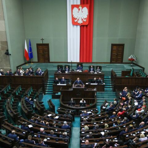 Πολωνία: Ο πρωθυπουργός Ντόναλντ Τουσκ έλαβε ψήφο εμπιστοσύνης, ενισχύοντας προσωρινά την κυβέρνησή του παρά τις δυσκολίες με τα προεδρικά βέτο.