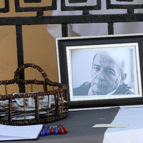 Ο τελευταίος αποχαιρετισμός στον Βασίλη Παπαβασιλείου - Συγγενείς, φίλοι, εκπρόσωποι της Τέχνης και του πολιτικού χώρου έδωσαν το παρών στην κηδεία του.