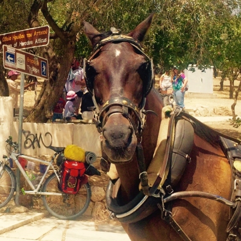 Tο αργό τράβελινγκ του αθηναϊκού καλοκαιριού