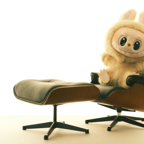 Κούκλα Labubu σε φυσικό μέγεθος πουλήθηκε για πάνω από 150.000 δολάρια