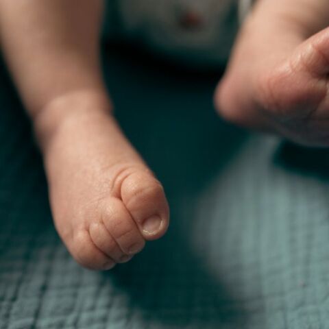 Νεκρό βρέφος στην Πάρο: Αντικρουόμενες οι εκδοχές των γονέων - Ερωτήματα για την ώρα που παρέμεινε στην παραλία