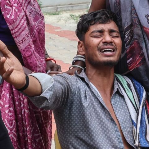 Ινδία: «Θα συνεχίσω να ψάχνω» - Οι οικογένειες των θυμάτων ελπίζουν ακόμα για τους δικούς τους ανθρώπους