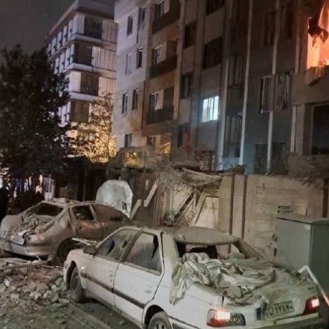 Κατεστραμμένα κτίρια και οχήματα μετά την επίθεση του Ισραήλ στο Ιράν