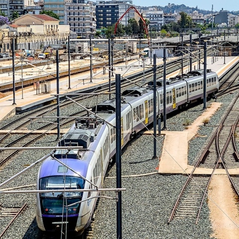 Συρμός του προαστιακού στις ράγες κοντά στον σταθμό Λαρίσης