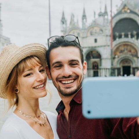 Γιατί ντυνόμαστε σαν άλλοι άνθρωποι στις διακοπές - Το Instagram effect που επηρεάζει τις επιλογές μας