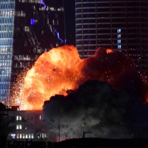 Η στιγμή που ιρανικοί πύραυλοι χτυπούν την πρωτεύουσα του Ισραήλ 