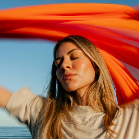 κοπέλα με ξανθά μαλλια στην παραλία 