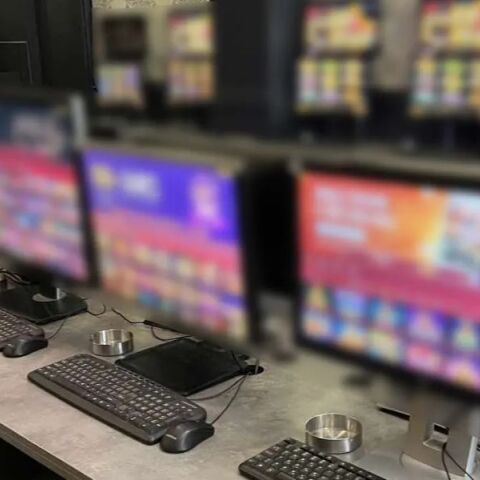 Έφοδος της ΕΛ.ΑΣ. σε κατάστημα με παράνομα «φρουτάκια» στον Πειραιά 