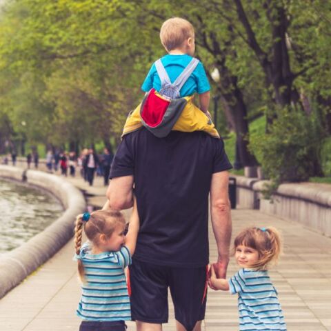 Γιορτή του Πατέρα 2025: Σήμερα γιορτάζει η αγκαλιά που κρατά τον κόσμο μας όρθιο