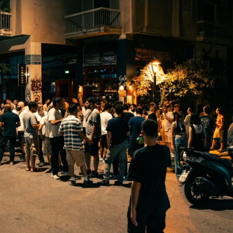 Τα μπαρ της Αθήνας που γεμίζουν με κόσμο τους δρόμους - Από την οδό Ασκληπιού στα Εξάρχεια, στο Παγκράτι και στην Ηλιούπολη