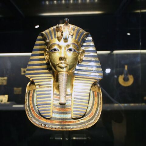 Η περίφημη χρυσή νεκρική μάσκα του Τουταγχαμών μεταφέρεται από το μουσείο του Καΐρου στο νέο υπερσύγχρονο Μεγάλο Αιγυπτιακό Μουσείο στη Γκίζα