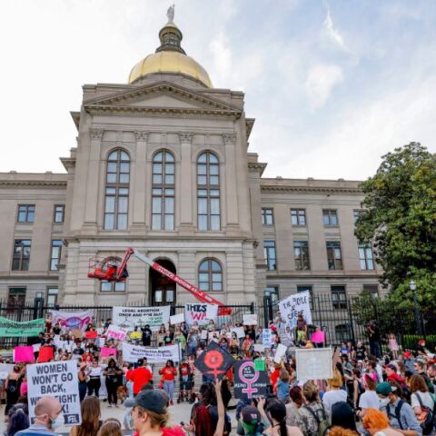 ΗΠΑ: Η 31χρονη Αντριάνα Σμιθ, εγκεφαλικά νεκρή, διατηρήθηκε στη ζωή για να γεννήσει πρόωρα, λόγω του νόμου κατά των αμβλώσεων στη Τζόρτζια