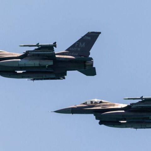 Οι ΗΠΑ στέλνουν μαχητικά αεροσκάφη στη Μέση Ανατολή - Ενισχύονται τα σενάρια αμερικανικής παρέμβασης