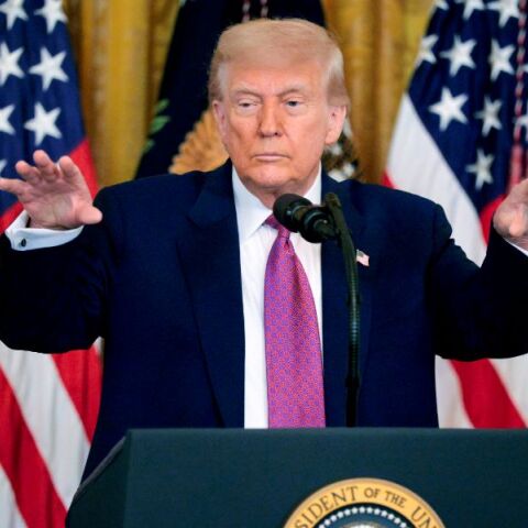 Τραμπ προς Ιράν: Παραδοθείτε άνευ όρων, ξέρουμε πού κρύβεται ο Χαμενεΐ, η υπομονή μας εξαντλείται