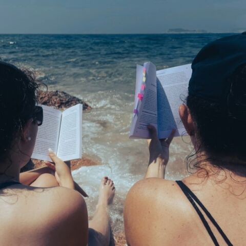 «Άλλαξε κάτι μέσα μου»: Γιατί οι άνθρωποι στρέφονται στη βιβλιοθεραπεία - Τι πραγματικά συμβαίνει μέσα μας