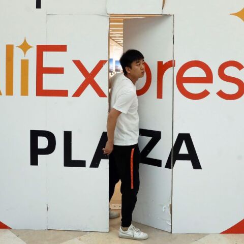 Η ΕΕ κατηγορεί την AliExpress για ανεπαρκή έλεγχο παράνομων προϊόντων - Η κινεζική εταιρία απειλείται με πρόστιμο έως 6% του παγκόσμιου τζίρου της.