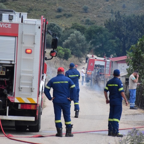 Πυροσβέστες με οχήματα σε δρόμο