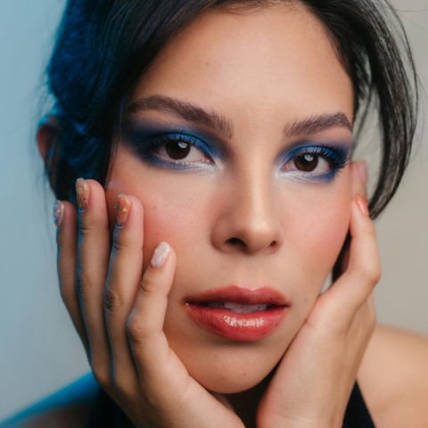 κοπέλα με ροζ κραγιόν και μπλε σκιά