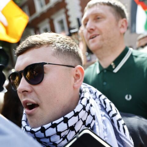 Ο ράπερ των Kneecap, Λίαμ Όγκ Ο’ Άναϊ, κατηγορούμενος για τρομοκρατία, αφέθηκε ελεύθερος με εγγύηση - Η υπόθεση αφορά φερόμενη στήριξη σε Χεζμπολάχ και Χαμάς