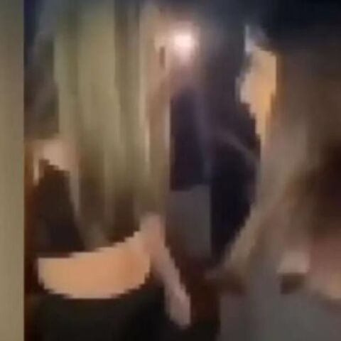 Ανήλικη χτυπά συνομήλική της και την αναγκάζει να γονατίσει: «Τώρα σου λέω στα γόνατα»