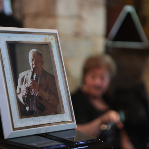 Φωτογραφία του Πετρολούκα Χαλκιά πάνω στο φέρετρό του στο παρεκκλήσιο της Μητρόπολης Αθηνών 