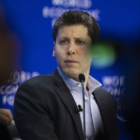 Ο Σαμ Άλτμαν δηλώνει πως η Meta προσφέρει «γιγαντιαία μπόνους» 100 εκατ. δολαρίων για να αποσπάσει στελέχη της OpenAI, χωρίς αποτέλεσμα.